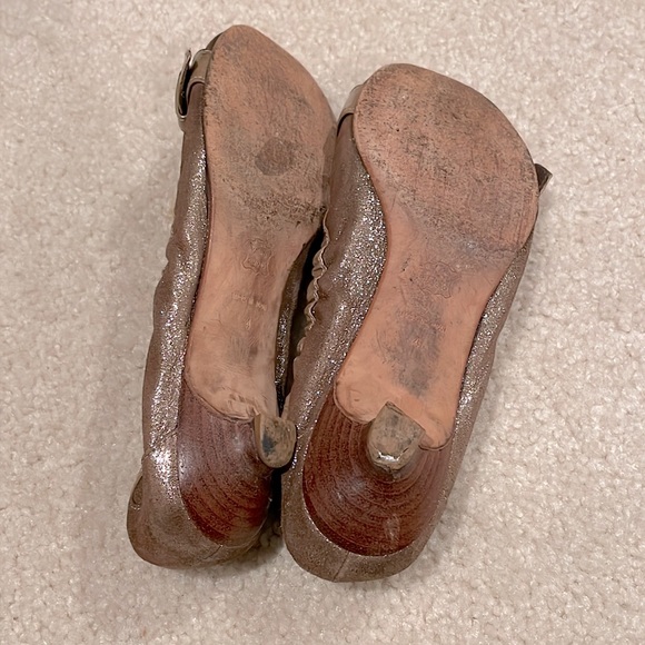 Burberry Blue Label Gold Shoes with Short Heel - Picture 5 of 5